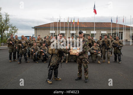 US Marine Corps 1st Lt. Nicholas Berger, ein Zugführer mit speziellen Zweck Marine Air-Ground Task Force-Krise Antwort-Afrika, präsentiert eine Gedenktafel an den Kommandanten des National Training Center für Gendarmerie Kräfte am Ende eine gemeinsame Riot Control Übung mit US-Marines in St. Astier, Frankreich, 13. Mai 2016. Diese Übung dazu beigetragen, die starke Beziehung zwischen den USA und Frankreich verstärken und bereitete die Marines und Gendarmen in realen Szenarien an Botschaften in Europa und Afrika zusammenarbeiten. (U.S. Marine Corps Foto von Sgt. Tia Nagle/Rele Stockfoto