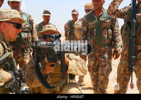 160515-M-NI439-055 TRAINING AREA 1, JORDAN (15. Mai 2016) – Lance Cpl. L.G. McKennedy, ein Assaultman mit der 13. Marine Expeditionary Unit, zeigt, wie er und seine Marines M123 SMAW im Kampf als Teil der Interoperabilität Ausbildung während eifrig Lion 2016 verwenden würde. Übung Eager Lion 2016 ist eine bilaterale, Szenario-basierte Übung zwischen dem Haschemitischen Königreich Jordanien und den USA, entworfen, um militärische Fachwissen auszutauschen und Verbesserung der Interoperabilität zwischen den Partnerstaaten. Während der sechsten Iteration der Übung, gemeinsame und kombinierte militärische Antworten auf konventionellen und unconvent Stockfoto