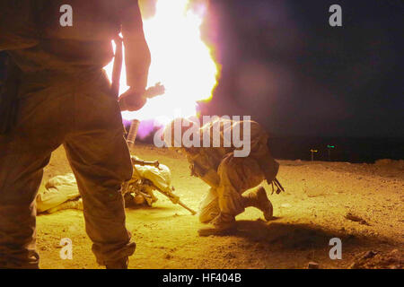 160515-M-NI439-242 TRAINING AREA 1, JORDAN (15. Mai 2016) – US-Marine CPL Derick Sammonek, rechts, eine Assaultman mit der 13. Marine Expeditionary Unit und Tracy, Kalifornien stammende Klammern sich wie ein 60 mm Mörser das Rohr eines M224-Mörser-Systems im Rahmen der Durchhaltefähigkeit Training während der Übung eifrig Lion 2016 beendet. Übung Eager Lion 2016 ist eine bilaterale, Szenario basiert-Übung mit dem Haschemitischen Königreich Jordanien und den USA, entworfen, um militärische Fachwissen auszutauschen und Verbesserung der Interoperabilität zwischen den Partnerstaaten. Während der sechsten Iteration der Übung, gemeinsame und kombinierte mi Stockfoto