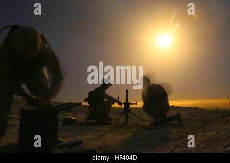 160515-M-NI439-237 TRAINING AREA 1, JORDAN (15. Mai 2016) – US-Marines mit der 13. Marine Expeditionary Unit vorbereiten einer Feuer-Mission mit dem M224-Mörser-System als eine Runde Ausleuchtung in der Ferne als Teil der Durchhaltefähigkeit Training während der Übung eifrig Lion 2016 fällt. Übung Eager Lion 2016 ist eine bilaterale, Szenario-basierte Übung zwischen dem Haschemitischen Königreich Jordanien und den USA, entworfen, um militärische Fachwissen auszutauschen und Verbesserung der Interoperabilität zwischen den Partnerstaaten. Während der sechsten Iteration der Übung, gemeinsame und kombinierte militärische Antworten auf konventionellen und UN- Stockfoto