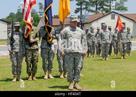 US Armee Command Sergeant Major Russell Vickery, präsidiert Soldaten aus den 678th bei einem Befehl Zeremonie für die 678th im McCrady Training Center in Eastover, S.C., 15. Mai 2016 Brigade Befehl Sergeant-Major der 678th Air Defense Artillery Brigade, South Carolina National Guard. US Armee Oberst Frank Rice, führte der scheidende Kommandant der Einheit seit Mai 2014.   Der eingehende Commander ist US Armee Oberst Richard A. Wholey. (US Army National Guard Foto von Staff Sgt. Kevin Pickering/freigegeben) 678TH ADA Brigade Änderung der Befehl Zeremonie (Bild 1 von 9) 160515-Z-XC748-008 Stockfoto