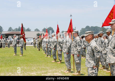 Soldaten aus der 678th Air Defense Artillerie-Brigade, South Carolina National Guard, teilnehmen eine Änderung der Befehl Zeremonie für die 678th im McCrady Training Center in Eastover, S.C., 15. Mai 2016. US Armee Oberst Frank Rice, führte der scheidende Kommandant der Einheit seit Mai 2014.   Der eingehende Commander ist US Armee Oberst Richard A. Wholey. (US Army National Guard Foto von Staff Sgt. Kevin Pickering/freigegeben) 678TH ADA Brigade Änderung der Befehl Zeremonie (Bild 1 von 9) 160515-Z-XC748-011 Stockfoto