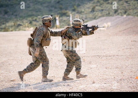 US Marine Corps CPL. Matiyes Kinker, (links), Führer einer Einheit führt Lance Cpl. Joseph Yecco, (rechts), eine Assaultman, beide mit Bravo Company, 1. Bataillon, 8. Marine Regiment, speziellen Zweck Marine Air-Ground Task Force-Krise Antwort-Afrika wie feuert er seine M4 Carbine während der schnellen Ziel Engagement Ausbildung an Bord Rabasa Militär stützen, Spanien, 18. Mai 2016. Die seitliche Bewegung Übung wurde entwickelt, um die Marines beibringen, wie man unterwegs zu schießen, während schnelle Identifizierung verschiedene Gegner wie eine Geiselnahme wie gezeigt in der mittleren Ziele richtet sich an. (U.S. Marine Corps Foto von Sgt. Stockfoto