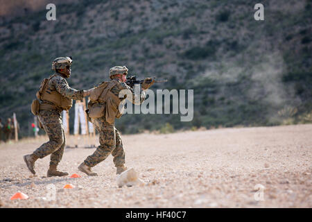 US Marine Corps CPL. Matiyes Kinker, (links), Führer einer Einheit führt Pfc Brandon Keyes, (rechts), eine Mortarman, beide mit Bravo Company, 1. Bataillon, 8. Marine Regiment, speziellen Zweck Marine Air-Ground Task Force-Krise Antwort-Afrika wie feuert er seine M4 Carbine während der schnellen Ziel Engagement Ausbildung an Bord Rabasa Militär stützen, Spanien, 18. Mai 2016. Die seitliche Bewegung Übung wurde entwickelt, um die Marines beibringen, wie man unterwegs zu schießen, während schnelle Identifizierung verschiedene Gegner wie eine Geiselnahme wie gezeigt in der mittleren Ziele richtet sich an. (U.S. Marine Corps Foto von Sgt. Kassie Stockfoto