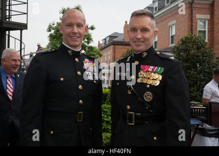 US Marine Corps Major General James Glynn, Kommandierender Offizier der Marine Corps Kommunikation, posiert für ein Foto mit einem Marine im Rahmen eines Empfangs vor einem Abend-Parade im Haus des Kommandanten, Washington, D.C., 20. Mai 2016. Der Abend Parade Sommertradition begann im Jahr 1934 und verfügt über die Stille Drill Platoon, der US-Marine Band, der US-Marine Drum und Bugle Corps und zwei marschierenden Unternehmen. Die Parade besuchen mehr als 3.500 Gäste jede Woche. (U.S. Marine Corps Foto von Lance CPL Hailey D. Stuart/freigegeben) Marine Barracks Washington Abend Parade 20. Mai 2016 160520-M-LR229-040 Stockfoto