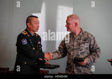 Mongolischen Streitkräfte Major General D.Ganzorig und US Air Force Colonel Carl Magnusson, Übung Co-Direktor für Khaan Quest 16, schütteln Hände, nach einer Medien-Engagement an das Verteidigungsministerium in der Ulaanbatar, Mongolei, 20. Mai 2016. Khaan Quest ist eine jährliche, multinationale Friedenssicherungseinsätze Übung in der Mongolei durchgeführt und ist der Schlussstein Übung für das diesjährige Global Peace Operations Initiative der Vereinten Nationen Programm. (Foto: U.S. Marine Corps CPL. Hilda M. Becerra / veröffentlicht) Media Engagement erfolgt für Khaan Quest 2016 (Bild 1 von 12) 160520-M-BN829-021 Stockfoto