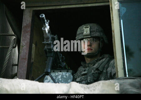 SPC. Eddie R. McDow, ein Militärpolizist, 2. Mannschaft, 3. Zug, 66th Military Police Company, 317th MP Battalion, 49. MP Brigade, Wache overwatching den Haupteingang des Baquba Provincial Joint Communication Center 4. Februar 2010. 66. Gesellschaft MP, den Spitznamen "Wareagles" Heimatstation ist Joint Base Lewis / McChord. Flickr - DVIDSHUB - die 66th Military Police Company eine Partnerschaft mit der irakischen Polizei Stockfoto