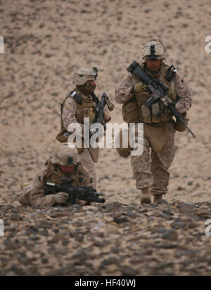 Marines aus Ostindien-Kompanie, 3. Bataillon, 6. Marine Regiment, Wandern Sie auf einem felsigen Hügel in der Provinz Helmand, Afghanistan, 5. Februar. Indien Co. kam durch eine Kombination von Land- und Luftweg Transport nach der Sicherung einer Landezone in der afghanischen Wüste an ihrem aktuellen Standort in der Provinz Helmand. Flickr - DVIDSHUB - Marines, afghanische Soldaten tief in wichtigen afghanischen Gelände einfügen Stockfoto