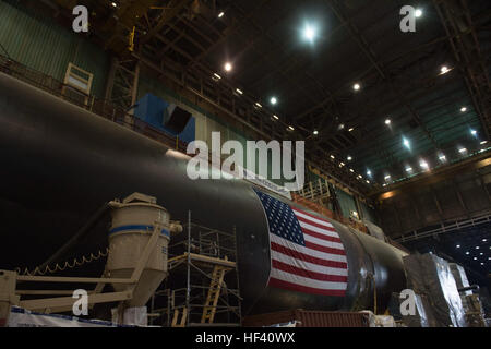 US-Verteidigungsminister Ash Carter (nicht abgebildet) tourt die General Dynamics Electric Boot Anlage in New London, Connecticut  24. Mai 2016. (Foto: Senior Master Sergeant Adrian Cadiz) (Freigegeben) SD-Touren Electric Boat Facility 160524-D-DT527-070 Stockfoto