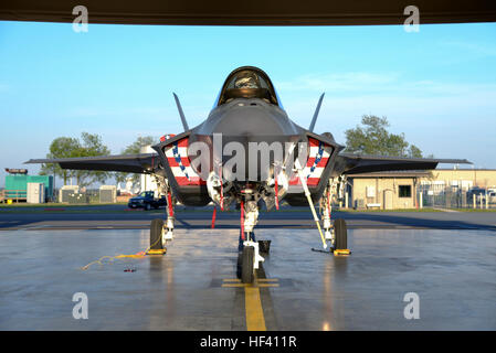 Ein US-Air Force f-35 Lightning II Kampfjet aus der 56. Kämpfer-Flügel, Luke Air Force Base, Arizona, zeigt es Crew konzipiert roten, weißen und blauen Bucht Abdeckungen während in einem Militärflugzeug Unterschlupf bei der Atlantic City International Airport in Egg Harbor Township, NJ am 26. Mai 2016 geparkt. Piloten und Crew von der USAF F-35 Heritage Flight Team machte Halt bei der 177. Kämpfer-Flügel von der New Jersey Air National Guard auf dem Weg zu ihrer Leistung bei der Jones Beach Airshow in Wantagh, New York am 28. Mai und 29.. (U.S. Air National Guard Foto von Master Sgt Andrew J. Moseley/freigegeben Stockfoto