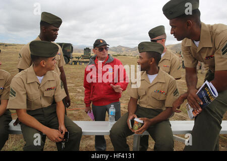 MARINE CORPS BASE CAMP PENDLETON, Kalifornien – A Marine Veteran spricht Marines mit 1st Combat Engineer Battalion, 1. Marineabteilung während der Einheit 75-Jahr-Feier in Camp Pendleton 26. Mai 2016. Während der gesamten Veranstaltung interagiert Vergangenheit und Gegenwart Soldat innen miteinander teilen Geschichten ihrer Reise als Marines 1. CEB. (Foto: U.S. Marine Corps CPL. Demetrius Morgan/freigegeben) Einmal eine Marine immer ein Marine, CEB beherbergt 75. Jubiläum und Reunion 160526-M-ET630-127 Stockfoto