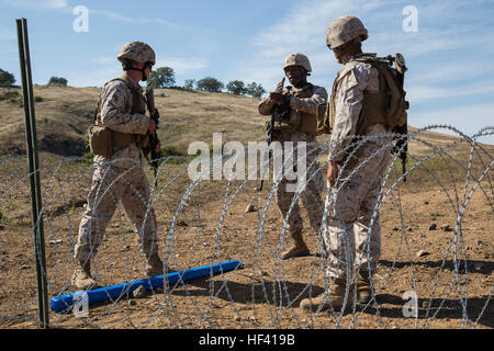 Gunnery Sgt. Edward Sheckelford erklärt die richtige Einstellung improvisierte Bangalore Aufpreis beim Abbruch Ausbildung bei Marine Corps Base Camp Pendleton, Kalifornien, 1. Juni 2016. Das Bangalore wurde mit Zusammensetzung c-4, Detonation Schnur, gebaut und ein Zaunpfahl in Klebeband umwickelt. Ziel der Ausbildung ist es vertraut zu machen und die Marines Fähigkeit zu konstruieren, und Sprengladungen detonieren verbessern. Sheckelford ist ein Ingenieur platoon Chef bekämpfen Logistik-Bataillon 11, 11. Marine Expeditionary Unit. (Foto: U.S. Marine Corps CPL. April L. Price/freigegeben) Hier kommt den Boom; CLB-11-demo Stockfoto