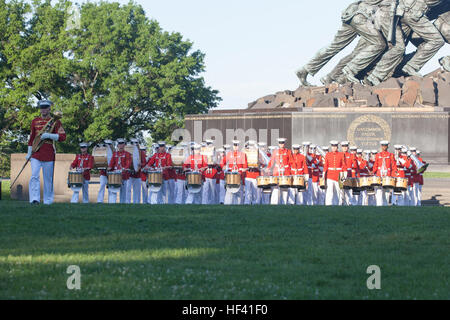 US-Marines mit dem Marine Corps Drum und Bugle Corps führen während einer Sonnenuntergang Parade an das Marine Corps War Memorial in Arlington, VA., 7. Juni 2016. Seit September 1956 haben marschierende und musikalische Einheiten von Marine Barracks Washington, D.C., die Tribut wurde deren "war ungewöhnlich Tapferkeit eine gemeinsame Tugend" durch die Vorlage Sonnenuntergang Paraden im Schatten der 32-Fuß hohe Persönlichkeiten des United States Marine Corps War Memorial. (Foto: Lance Cpl. Kayla V. Staten /Released US Marine Corps) 7.Juni Sonnenuntergang Parade 160607-M-DG059-050 Stockfoto