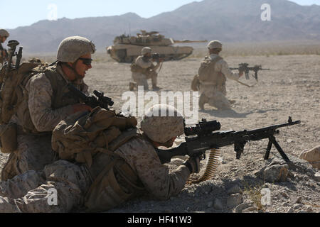 Marines mit Firma L, 3. Bataillon, 7. Marineregiment, 1. Marineabteilung arbeiten neben einem M1A1 Abrams-Panzer aus 1. Panzerbataillon, tätlichen Angriffs auf eine simulierte Stadt an Bord der Marine Corps Air Ground Combat Center Twentynine Palms, Kalifornien, 13. Juni 2016. Die Stadt-wie Strukturen werden eingesetzt, um die Marines' urban Assault und Raum clearing-Techniken zu verfeinern. (Foto: U.S. Marine Corps Lance Cpl. Timothy Valero / veröffentlicht) 3. Bataillon 7. Marines bereiten für die Bereitstellung 160613-M-HF454-318 Stockfoto