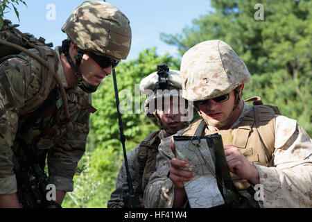 Mitglieder aus einer integrierten Zug der Marines mit Unternehmen C, 6. Engineer Support Battalion, 4. Marine Logistics Group, Marine Forces Reserve und Commandos mit 131 Commando Squadron Royal Engineers, britische Armee, navigieren Sie zurück zum ihre vorgeschobene operative Basis nach der Durchführung einer Aufklärungsmission Brücke während des Trainings rot Dolch am Fort Indiantown Gap, Penn, 13. Juni 2016. Übung rot Dolch ist eine bilaterale Trainingsübung, die Marines Gelegenheit gibt, auszutauschen, Taktiken, Techniken und Verfahren sowie die Arbeitsbeziehungen mit ihren britischen Pendants zu bauen. (US-Mar Stockfoto