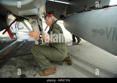 US Marine Corps Sgt. Malcolm Cappelle, eine Qualität Sicherheit Sicherheit Beobachter mit Marine Fighter Attack Squadron (VMFA) 314, Marine Corps Air Station Miramar in Kalifornien stationiert und freuen uns auf MCAS Iwakuni, Japan, bereitgestellt inspiziert das Fahrwerk eine F/A - 18C Hornet während des Trainings rote Fahne-Alaska 16-2 Eielson Air Force Base, Alaska, 16. Juni 2016. Cappelle ist den Jet, um sicherzustellen, dass alles ordnungsgemäß auf das Geschwader Kampfjet gesichert ist, so wird es bereit für die nächste Mission während seine Unterstützung der Übung rote Fahne-Alaska 16-2 Inspektion. (U.S. Marine Corps Foto von Lance Cpl Stockfoto