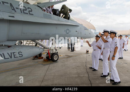 Japan Air Self-Defense Force Luftfahrt Offizier Kadetten aus der Japan Maritime Self-Defense Force Ozuki Training Fliegerstaffel beobachten und unterhalten sich über eine F/A-18 C statische Anzeige während einer japanischen Offizier Austauschprogramm Tour im Marine Corps Air Station Iwakuni, Japan, 17. Juni 2016. Veranstaltet von Marine Aircraft Group 12, das Austauschprogramm soll das Verständnis und die Zusammenarbeit zwischen amerikanischen und japanischen Piloten besser. Der Besuch bietet die Kadetten mit mehr wissen und Verständnis für den gegenwärtigen Zustand der Marines in Japan. (U.S. Marine Corps Foto von Lance Cpl. A Stockfoto