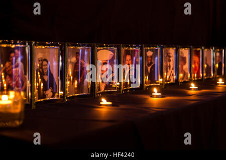 Bilder von gefallenen US Navy Matrosen befinden sich in Ehren und Ehrfurcht alle Männer und Frauen Kriegsgefangene und vermisste von sämtlichen US-Militär während des 118. Hospital Corpsman Ball im Marine Corps Air Station Iwakuni, Japan, 18. Juni 2016. Die brennende Kerze verkörpert die Hinfälligkeit eines Gefangenen allein stand bis zu seiner Unterdrücker. (U.S. Marine Corps Foto von Lance Cpl. Aaron Henson/freigegeben) 118. Hospital Corpsman Ball 160618-M-RP664-026 Stockfoto