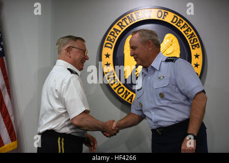 Armee-General Frank Grass, Chef, National Guard Bureau, Anerkennung der Air Force General Mark Welsh, Chef des Stabes der Luftwaffe für die Partnerschaft mit der Nationalgarde während seiner Amtszeit, Minuteman-Halle, das Pentagon, Washington, D.C., 20. Juni 2016. Gen Grass verkündete General Welsh ein ehrenamtlicher Minuteman und verlieh ihm die National Guard-Symbol. Die beiden beschlossen, dass es unmöglich ist zu unterscheiden zwischen einer aktiven Dienst Flieger und jene, die innerhalb der Air National Guard oder Air Force Reserve Command-- und dass, die ist, wie es sein sollte. (Foto: US-Armee Sgt. 1. Klasse Jim Greenhill) (Freigegeben) Armee-Gen Stockfoto