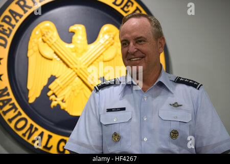 Air Force General Mark Welsh, Chef des Stabes der Luftwaffe im Rahmen einer Anerkennung Zeremonie, Minuteman-Halle, das Pentagon, 20. Juni 2016. Armee-General Frank Grass, Chef, National Guard Bureau, recogized gen Welsh für eine Partnerschaft mit der Nationalgarde während seiner Amtszeit. Gen Grass verkündete General Welsh ein ehrenamtlicher Minuteman und verlieh ihm die National Guard-Symbol. Die beiden beschlossen, dass es unmöglich ist zu unterscheiden zwischen einer aktiven Dienst Flieger und jene, die innerhalb der Air National Guard oder Air Force Reserve Command-- und dass, die ist, wie es sein sollte. (Foto: US-Armee Sgt. 1. Klasse Jim Greenhill) (Rel Stockfoto