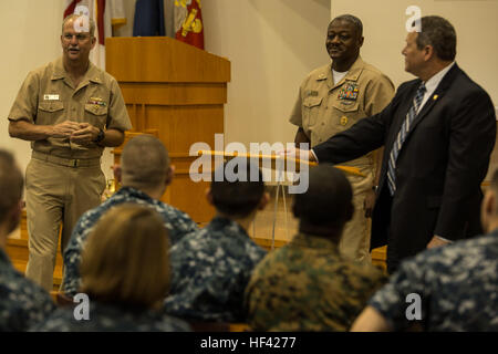 Von links nach rechts, U.S. Navy Rear Admiral Bruce A. Gillingham, Kommandeur der Marine Medizin West Antworten Command Master Chief Hosea Smith, Befehl master Chief of Marine Medizin West und Dr. Andrew Jones, Direktor des gesamten Kräfte Bureau für Medizin und Chirurgie, Sailors im Marine Corps Air Station Iwakuni, Japan, 22. Juni 2016. Während seines Besuchs hielt Gillingham Führung Diskussion mit Seglern aus Robert M. Casey Medical und Zahnklinik, präsentiert Auszeichnungen und Münzen Mitarbeitern, traf sich mit US Marine Corps Oberst Robert V. Boucher, Bahnhof befehlshabender Offizier, Oberst Daniel Shipley Stockfoto