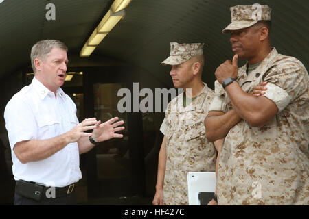 RANDALLS ISLAND, N.Y. - James E. Leonard (links), Chef der Feuerwehr von New York (FDNY), spricht mit Oberst Michael L. Carter (Mitte), Kommandierender Offizier der chemischen biologischen Incident Response Force und Sgt. Major Brian Taylor, Sergeant-Major der CBIRF, während einer Übung zwischen CBIRF und FDNY Feuerwehr New York Fire Academy, 23. Juni 2016. Marines und Segler mit chemischen biologischen Incident Response Force trainiert neben F.D.N.Y für ein Feld-Übung in der F.D.N.Y Training Academy in Randalls Island, N.Y. 20. Juni 2016. CBIRF ist eine aktive Aufgabe Marine C Stockfoto