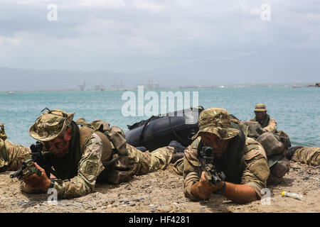 Britischen Royal Marines demonstrieren eine amphibische Landung während der Übung Tradewinds 2016 am Her Majesty Jamaika Schiff CAGWAY, Port Royal, Jamaika, 23. Juni 2016 verdeckte ausführen. Die Übung konzentriert sich auf die Verstärkung der regionalen Zusammenarbeit in komplexen multinationalen Sicherheitsoperationen, militärischen Zusammenhalt unter den teilnehmenden Ländern zu stärken. (Foto: U.S. Marine Corps CPL. Samuel Guerra/freigegeben) Tradewinds Partnernationen führen amphibische Ops Schulungen in Jamaika 160623-M-GL218-224 Stockfoto