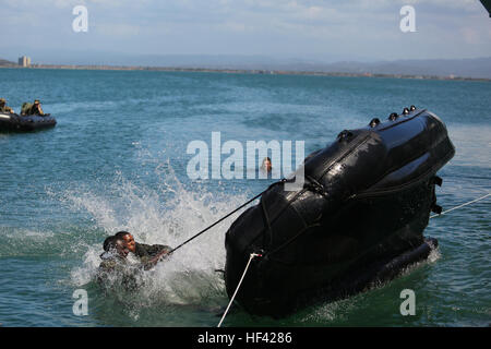 Guyana Soldat innen Kentern einer starren Inflatable Boat während der Durchführung amphibischer Ausbildung während der Übung Tradewinds 2016 am Her Majesty Jamaika Schiff CAGWAY, Port Royal, Jamaika, 23. Juni 2016. Tradewinds bietet die Möglichkeit für die teilnehmenden Nationen, regionale und maritime Sicherheit weiter zu verbessern. (Foto: U.S. Marine Corps CPL. Samuel Guerra/freigegeben) Tradewinds Soldaten führen Marines amphibische Ops in Jamaika 160623-M-GL218-186 Stockfoto