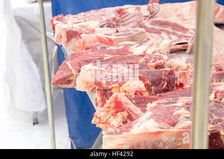 Schweinefleisch auf dem Tresen der Straße Messegelände Winter eingefroren Stockfoto