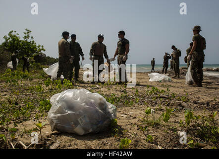 Müllbeutel häufen sich als Service-Mitglieder aus Jamaica Defence Force und 17 Partnernationen verbringen Sie den Tag im Rahmen des Tradewinds 2016 im alten Gefängnis Lane Beach in der Nähe von Kingston, Jamaika, 26. Juni 2016 aufräumen. Tradewinds umfassen sowohl See- und Land Phasen, die weiter verbessern, Chancen für die teilnehmenden Länder ihre Sicherheit und Erleichterung Katastrophenhilfe zu verbessern. (Foto: U.S. Marine Corps CPL. Justin T. Updegraff / veröffentlicht) Jamaika, 17 Nationen bündeln ihre Kräfte für massive Beach Cleanup 160626-M-TV331-133 Stockfoto