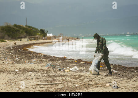 Barbados Verteidigung-Kraft Soldat scannt den Sand für Müll während eine massive sechs-Strand-Bereinigung mit Jamaica Defence Force Soldaten und 17 Partner Nation Militärs im Rahmen der Übung Tradewinds 2016 in Half Moon Bay Beach, Jamaika, 26. Juni 2016 durchgeführt. Tradewinds ist eine kombinierte und gemeinsame Übung Hilfe beim Aufbau der Kapazität der Streitkräfte aus den USA, Kanada, Mexiko, Großbritannien und Frankreich und Karibik Nationen besser auf Naturkatastrophen, sowie Land- und Seeverkehr Bedrohungen reagieren. (Foto: U.S. Marine Corps CPL. Samuel Guerra/freigegeben) Jamaika, erhalten 17 Partnernationen schmutzig f Stockfoto