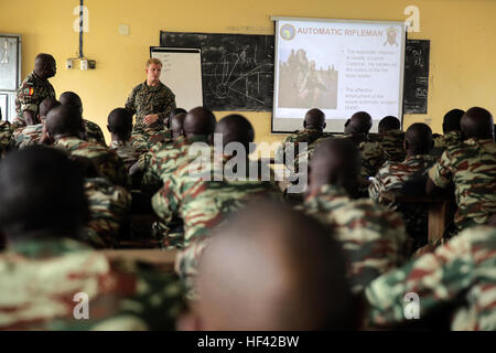 Lance Cpl. Dustin Kitts, ein Schütze mit speziellen Zweck Marine Air-Ground Task Force Krise Antwort-Afrika, weist kamerunische Soldaten mit Kräfte Fusiliers Marins et Palmeurs de Combat über Feuer Team Formationen und Patrouillen in Limbé, Kamerun, 27. Juni 2016.  Marines teilen Taktiken, Techniken und Fähigkeiten mit den FORFUMAPCO Soldaten zur Bekämpfung des illegalen Handels in Kamerun.  (U.S. Marine Corps Foto von CPL. Alexander Mitchell/freigegeben) SPMAGTF-CR-AF Marines trainieren FORFUMAPCO 160627-M-ML847-287 Stockfoto