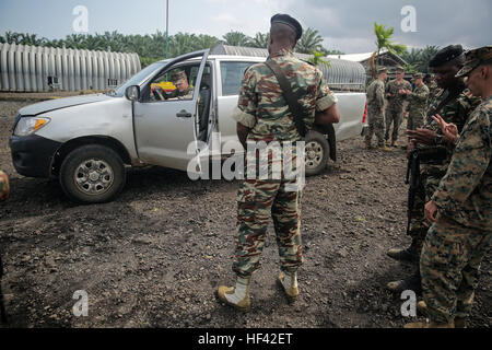 Ein kamerunischer Soldat mit Fusiliers Marins et Palmeurs de Combat, sagt Lance Cpl. Dustin Kitts, ein Schütze mit speziellen Zweck Marine Air-Ground Task Force Krise Antwort-Afrika, um den LKW während ein Fahrzeug Suche Übung in Limbé, Kamerun, 30. Juni 2016 zu verlassen.  Marines teilen Taktiken, Techniken und Fähigkeiten mit den FORFUMAPCO Soldaten zur Bekämpfung des illegalen Handels in Kamerun.  (U.S. Marine Corps Foto von CPL. Alexander Mitchell/freigegeben) SPMAGTF-CR-AF Marines trainieren FORFUMAPCO 160630-M-ML847-088 Stockfoto