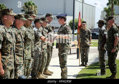 Marines des 1. Bataillons, 8. Marineregiment, die der Special Purpose Marine Air-Ground Task Force Crisis Response-Africa zugewiesen wurden, erhielten am 14. Juli 2016 das deutsche Bundeswehr-Abzeichen für Militärkenntnisse auf der Marineflugstation Sigonella, Italien, nachdem sie die körperliche Fitness- und militärische Fertigkeiten der Bundeswehr absolviert hatten. Stockfoto