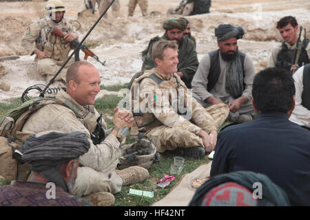 US Marine Corps Captain Stephan P. Karabin II, links, mit Charlie Kompanie, 1. Bataillon, 3. Marine Regiment, trifft sich mit britischen Soldaten mit Alpha-Geschwader, Kavallerie-Regiment; lokalen afghanischen Führung und afghanischen nationalen Polizisten, in der Nähe von Mardscha, Afghanistan, 21. Februar 2010. Ihre Einheiten arbeiten zur Verbesserung der Sicherheit und Stabilität in der Provinz Helmand. (Foto: U.S. Marine Corps CPL. Albert F. Hunt/freigegeben) Marines klar in der Nähe von Mardscha DVIDS255055 Stockfoto