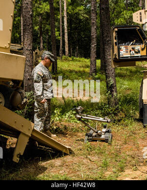 Massachusetts Army National Guard Oberst Michael Finer, Kommandant des Befehls 79. Truppe beobachtet einen Explosive Ordnance Beseitigung (EOD)-Roboter, die Durchführung von Reconnainsance in Ausbildung bei der Armee Joint Readiness Training Center, Fort Polk, Louisiana, Donnerstag, 28. Juli 2016.  Die Nationalgarde Soldaten zugewiesen der 387th Explosive Ordnance Entsorgung Co., mit Sitz in Cape Cod, trat Masse mehr als 5.000 Soldaten aus anderen Army National Guard Einheiten, aktive Armee und Armee-Reserve-Truppen im Rahmen der 27. Infantry Brigade Combat Team Task Force, 9-30. Juli 2016. (US Army National Guard ph Stockfoto