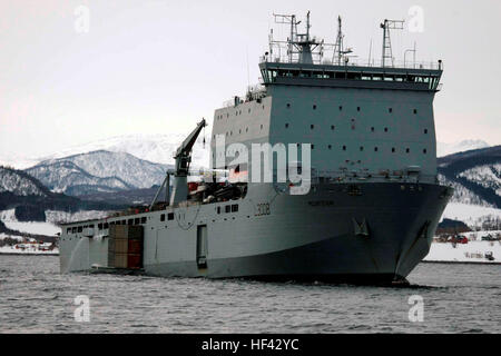 Die britische Hilfs Landungsschiff RFA montieren dock Bay (L3008) beteiligt sich an einer Demonstration der amphibischen Angriff mit US-Marines mit 4. Recon Bataillon und 2. Bataillon 25. Marine Regiment, 4th Marine Division als Teil der Übung kalten Reaktion (CR) 2010 22. Februar 2010, in Norwegen. CR 2010 ist eine norwegische Streitkräfte-geförderten multinationalen invitational Übung konzentrierte sich auf Kälte maritime/amphibische Operationen. Zu den Teilnehmern gehören Truppen aus Großbritannien, den Niederlanden, Schweden, Finnland, Deutschland, Österreich und anderen NATO-Partnern. (U.S. Marine Corps Foto von Master Sgt. Michael Q Stockfoto