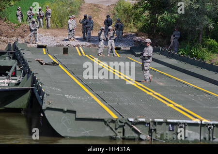 Soldaten mit dem 125. Multi Rolle Bridge Company, South Carolina National Guard, richten Sie eine verbesserte Menüband-Brücke am Fluss Olt in der Nähe von Voila, Rumänien, 1. August, während des Trainings Saber Guardian 16. Säbel Guardian 16 ist eine multinationale militärische Übung mit ca. 2.800 Soldaten aus zehn Nationen, darunter Armenien, Aserbaidschan, Bulgarien, Kanada, Georgien, Moldawien, Polen, Rumänien, Ukraine und den USA Die Ziele dieser Übung sollen multinationale und gemeinsame regionale Partnerschaft Kapazitäten durch die Stärkung der militärischen Beziehungen, den Austausch von Berufserfahrungen, eine Stockfoto