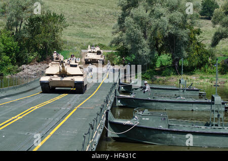 Soldaten mit dem 116. Kavallerie-Brigade Combat Team, Idaho National Guard, Laufwerk ihre M1A2 Abrams-Panzer über eine verbesserte Menüband-Brücke von der 125. Multi Rolle Bridge Company, South Carolina National Guard, am Fluss Olt in der Nähe von Voila, Rumänien, 1. August, während der Übung Saber Guardian 16 eingerichtet. Säbel Guardian 16 ist eine multinationale militärische Übung mit ca. 2.800 Soldaten aus zehn Nationen, darunter Armenien, Aserbaidschan, Bulgarien, Kanada, Georgien, Moldawien, Polen, Rumänien, Ukraine und den USA Die Ziele dieser Übung sollen multinationale, Regional- und Joi bauen Stockfoto