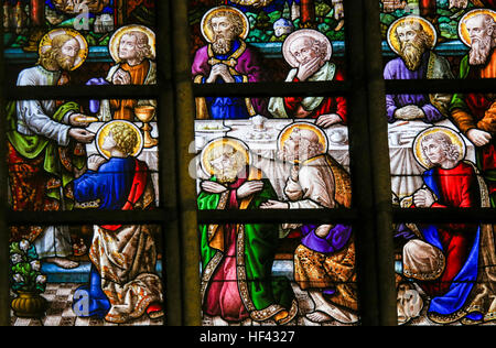 Glasmalerei-Fenster Darstellung des letzten Abendmahls am Gründonnerstag in der Kathedrale St. Bavo in Gent, Flandern, Belgien. Stockfoto