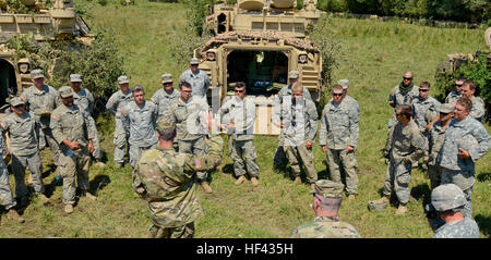 Major General William Edwards, der Oregon Army National Guard Land Komponente Kommandant, spricht mit Soldaten aus Bravo Company, 3. Bataillon, 116. Kavallerie-Brigade Combat Team, während des Trainings Saber Guardian 2016, 5. August, im Rumänisch Land Forces Combat Training Center in Cincu Rumänien. Säbel-Guardian ist eine multinationale militärische Übung mit ca. 2.800 Soldaten aus zehn Nationen, darunter Armenien, Aserbaidschan, Bulgarien, Kanada, Georgien, Moldawien, Polen, Rumänien, Ukraine und den USA Die Ziele dieser Übung sollen gemeinsame multinationale und regionale Par bauen Stockfoto