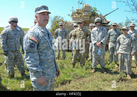 Oberstleutnant Martin Nelson, Kommandeur des 3. Bataillons, 116. Kavallerie-Regiment, Oregon Army National Guard, spricht mit seinen Soldaten während der Übung Saber Guardian 2016, 5. August, im Rumänisch Land Forces Combat Training Center in Cincu Rumänien. Säbel-Guardian ist eine multinationale militärische Übung mit ca. 2.800 Soldaten aus zehn Nationen, darunter Armenien, Aserbaidschan, Bulgarien, Kanada, Georgien, Moldawien, Polen, Rumänien, Ukraine und den USA Die Ziele dieser Übung sollen multinationale und gemeinsame regionale Partnerschaft Kapazitäten durch die Stärkung der militärischen relat Stockfoto