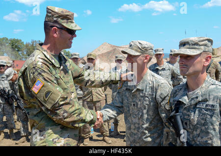 Major General William Edwards, der Oregon Army National Guard Land Komponente Kommandant, verleiht seine Münze Soldaten von Bravo Company, 3. Bataillon, 116. Kavallerie-Brigade Combat Team, während des Trainings Saber Guardian 2016, 5. August, im Rumänisch Land Forces Combat Training Center in Cincu Rumänien. Säbel-Guardian ist eine multinationale militärische Übung mit ca. 2.800 Soldaten aus zehn Nationen, darunter Armenien, Aserbaidschan, Bulgarien, Kanada, Georgien, Moldawien, Polen, Rumänien, Ukraine und den USA Die Ziele dieser Übung sollen multinationale, Regional- und Joi bauen Stockfoto