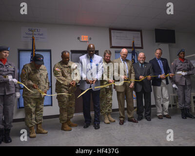 NEW LONDON, N.C.-North Carolina National Guard Soldaten, Gemeindeleiter und Tarheel Herausforderung Academy Mitarbeiter schneiden ein Band um Veteranen Halle offiziell während einer Zeremonie an der Tarheel Herausforderung Academy in New London, Nord-Carolina am 12. August 2016 zu öffnen. Die neue Halle wird als eine weibliche Gehäuse bis zu 50 Kadetten Kaserne dienen. (US Army Photo by Staff Sgt Mary Junell) Feierliche Eröffnung des Veterans Hall an der Tarheel Herausforderung Academy in New London 160812-Z-GT365-057 Stockfoto