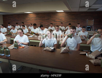 CAMP NAVAJO, Arizona (13. August 2016) – Naval Reserve Officer Training Corps Seekadett Kandidaten Essen ihre erste Mahlzeit, Ready-to-Eat, bei der Ankunft im Camp Navajo, Arizona, am 13. August 2016, im Rahmen der gemeinsamen neuen Student Orientierungstraining.  Die einwöchige NSO Ausbildung fand Aug. 12-19 an beide Lager Navajo, Arizona, zusammen mit zwei anderen Universität NROTC Einheiten, und an der University of Arizona in Tucson, Arizona.  Die gemeinsame regionale Ausbildung war die erste kombinierte Entwicklung seiner Art für die University of Arizona.  (Foto: U.S. Marine Corps Gunnery Sergeant Brian A. Tuthill) Universität von Ar Stockfoto