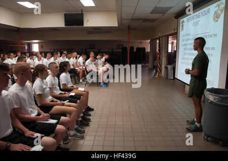 CAMP NAVAJO, Arizona (13. August 2016)-Marine-Corps-SGT Enfrain Melecio platoon Sergeant mit der University of Arizona Naval Reserve Officer Training Corps-Einheit, mehr als 90 Neuling Seekadett Kandidaten über die Verantwortung der inneren Garde während einer Klasse Camp Navajo, Arizona, am 13. August 2016, im Rahmen des gemeinsamen Neuorientierung Student Training lehrt.  Die einwöchige NSO Ausbildung fand Aug. 12-19 an beide Lager Navajo, Arizona, zusammen mit zwei anderen Universität NROTC Einheiten, und an der University of Arizona in Tucson, Arizona.  Die gemeinsame regionale Ausbildung war der erste combi Stockfoto