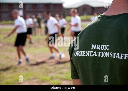 CAMP NAVAJO, Arizona (13. August 2016) – Midshipman John Crepea, ein Student-Squad-Leader mit der University of Arizona Naval Reserve Officer Training Corps Einheit hilft überwachen fast 90 Seekadett, die Kandidaten sind, dass sie im Rahmen des gemeinsamen Neuorientierung Student Training Camp Navajo, Arizona am 13. August 2016, körperliches Training vorgestellt werden.  Die einwöchige NSO Ausbildung fand Aug. 12-19 an beide Lager Navajo, Arizona, zusammen mit zwei anderen Universität NROTC Einheiten, und an der University of Arizona in Tucson, Arizona.  Die gemeinsame regionale Ausbildung war die erste kombinierte Entwicklung seiner Art für Stockfoto