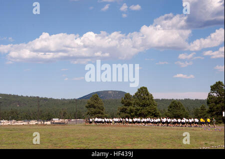 CAMP NAVAJO, Arizona (13. August 2016) – eine Formation von fast 90 Naval Reserve Officer Training Corps-Neuling Seekadett Kandidaten aus drei Universitäten führen einen 1,5-Meilen-Lauf bei der Einführung, körperliches Training 13. August 2016, Camp Navajo, Arizona, während gemeinsame Neuorientierung Student.  Die einwöchige NSO Ausbildung fand Aug. 12-19, mit der Hälfte kombiniert im Camp Navajo neben Neuling Kandidaten von der University of New Mexico und Arizona State University NROTC Einheiten und die zweite Hälfte der University of Arizona in Tucson, Arizona.  Das gemeinsame regionale Training war die Stockfoto