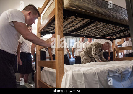 CAMP NAVAJO, Arizona (13. August 2016) – Marine Corps Gunnery Sgt. Jason Dow, der Assistent Marine Offizier Lehrer mit der University of Arizona Naval Reserve Officer Training Corps Einheit beauftragt seinen Zug von Freshman Seekadett Kandidaten wie erstelle ich eine militärische Rack in ihrem Kader Bucht 13. August 2016, während gemeinsame neue Student Orientierungstraining Camp Navajo, Arizona.  Die einwöchige NSO Ausbildung fand Aug. 12-19 an beide Lager Navajo, Arizona, zusammen mit zwei anderen Universität NROTC Einheiten, und an der University of Arizona in Tucson, Arizona.  Die gemeinsame regionale Ausbildung war der erste c Stockfoto