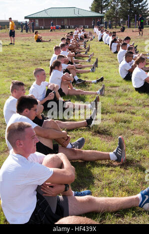 CAMP NAVAJO, Arizona (13. August 2016) – Naval Reserve Officer Training Corps Seekadett Kandidaten dehnen vor Beginn ihrer Einführung in Einheit körperliches Training Session 13. August 2016, Camp Navajo, Arizona, während gemeinsame Neuorientierung Student.  Die einwöchige NSO Ausbildung fand Aug. 12-19, mit der Hälfte kombiniert im Camp Navajo neben Neuling Kandidaten von der University of New Mexico und Arizona State University NROTC Einheiten und die zweite Hälfte der University of Arizona in Tucson, Arizona.  Die gemeinsame regionale Ausbildung war die erste kombinierte Entwicklung seiner Art für die Univ Stockfoto